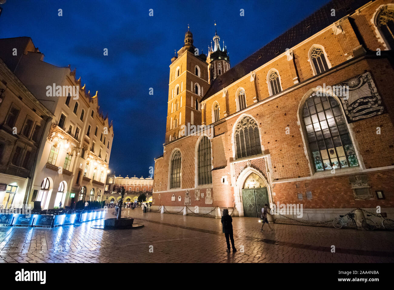 La place du marché (Rynek) de la vieille ville de Cracovie date du 13ème siècle. C'est l'une des plus grandes places des villes médiévales en Europe une Banque D'Images