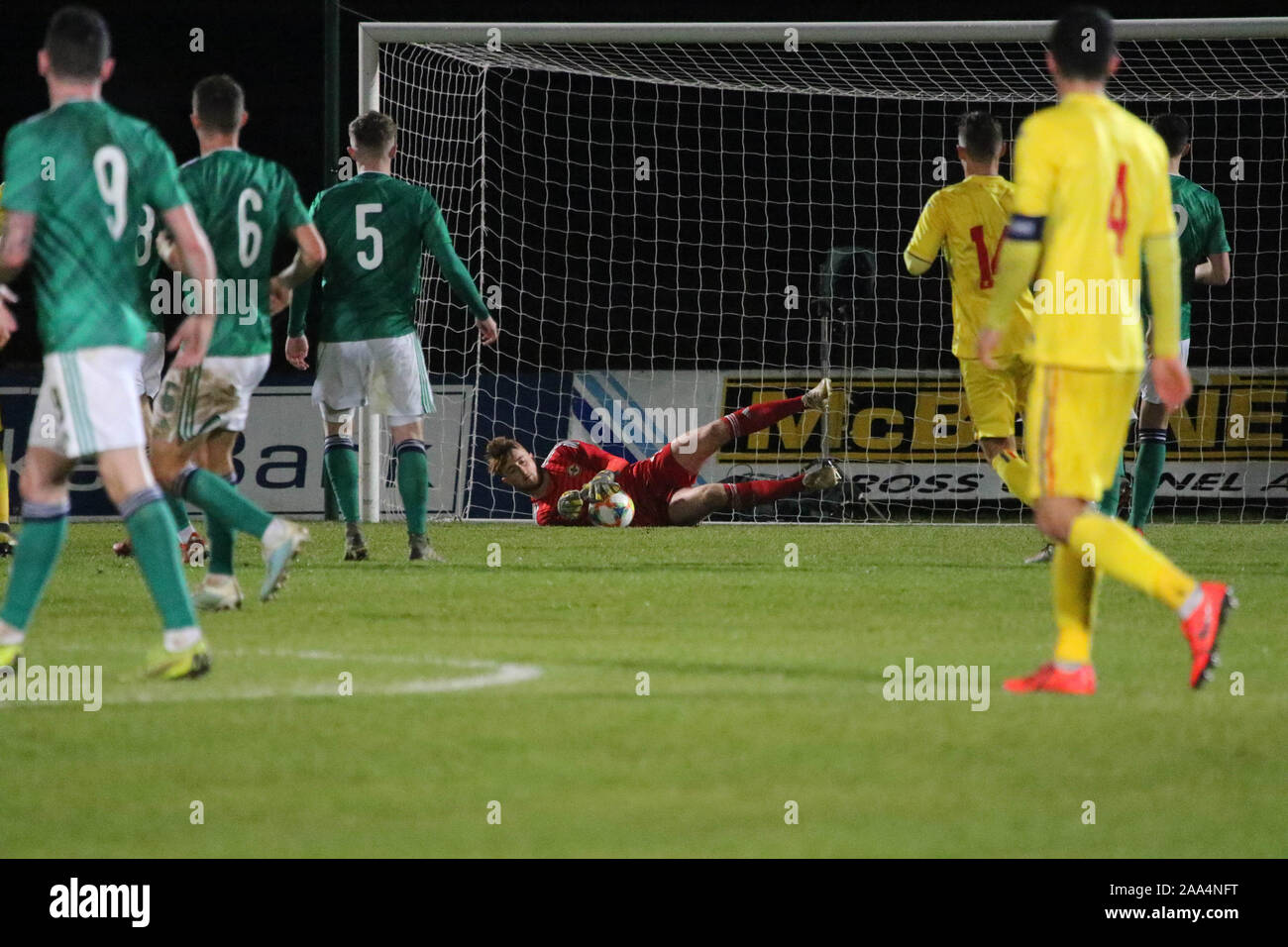 L'Showgrounds, Ballymena, comté d'Antrim, Irlande du Nord.19 Nov 2019. Groupe U21 de l'UEFA tour de qualification - Groupe 8 - L'Irlande du Nord v Roumanie.Action de sessions de jeu.L'Irlande du gardien Nathan Gartside permet une sauvegarde pendant la première moitié. Crédit : David Hunter/Alamy Live News. Banque D'Images