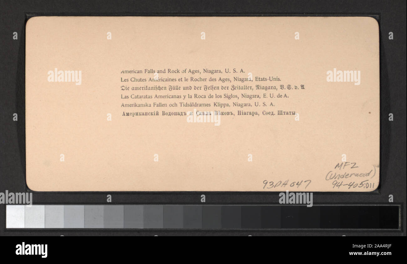 Don de Mme George R. Collins, 1993. Titre du livret d'accompagnement. Livret contient des cartes. Elles sont numérotées : 1-18. Views of American, Luna et Horseshoe Falls, Maid of the Mist, les ponts, les touristes et les guides, et passage de Dixon sur une corde raide. ; American falls et Rock of Ages, Niagara, États-Unis Banque D'Images