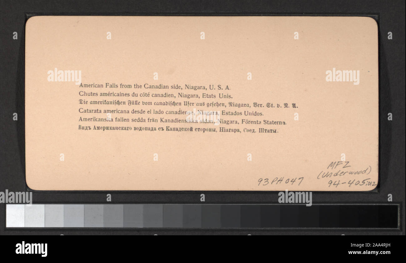 Don de Mme George R. Collins, 1993. Titre du livret d'accompagnement. Livret contient des cartes. Elles sont numérotées : 1-18. Views of American, Luna et Horseshoe Falls, Maid of the Mist, les ponts, les touristes et les guides, et passage de Dixon sur une corde raide. ; American falls du côté canadien, Niagara, États-Unis Banque D'Images