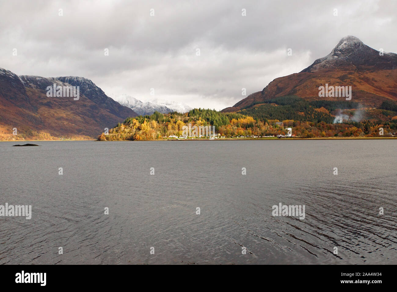 Le Loch Leven face Invercoe Village et le Pap enneigées de Glencoe avec le Loch en arrière-plan Banque D'Images