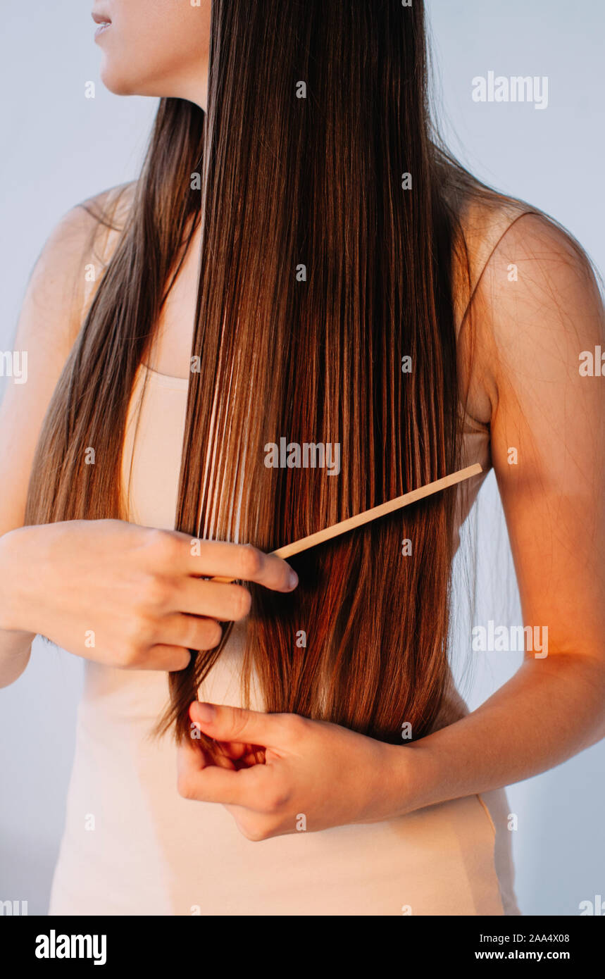 Close-up of a woman peignant ses longs cheveux Banque D'Images