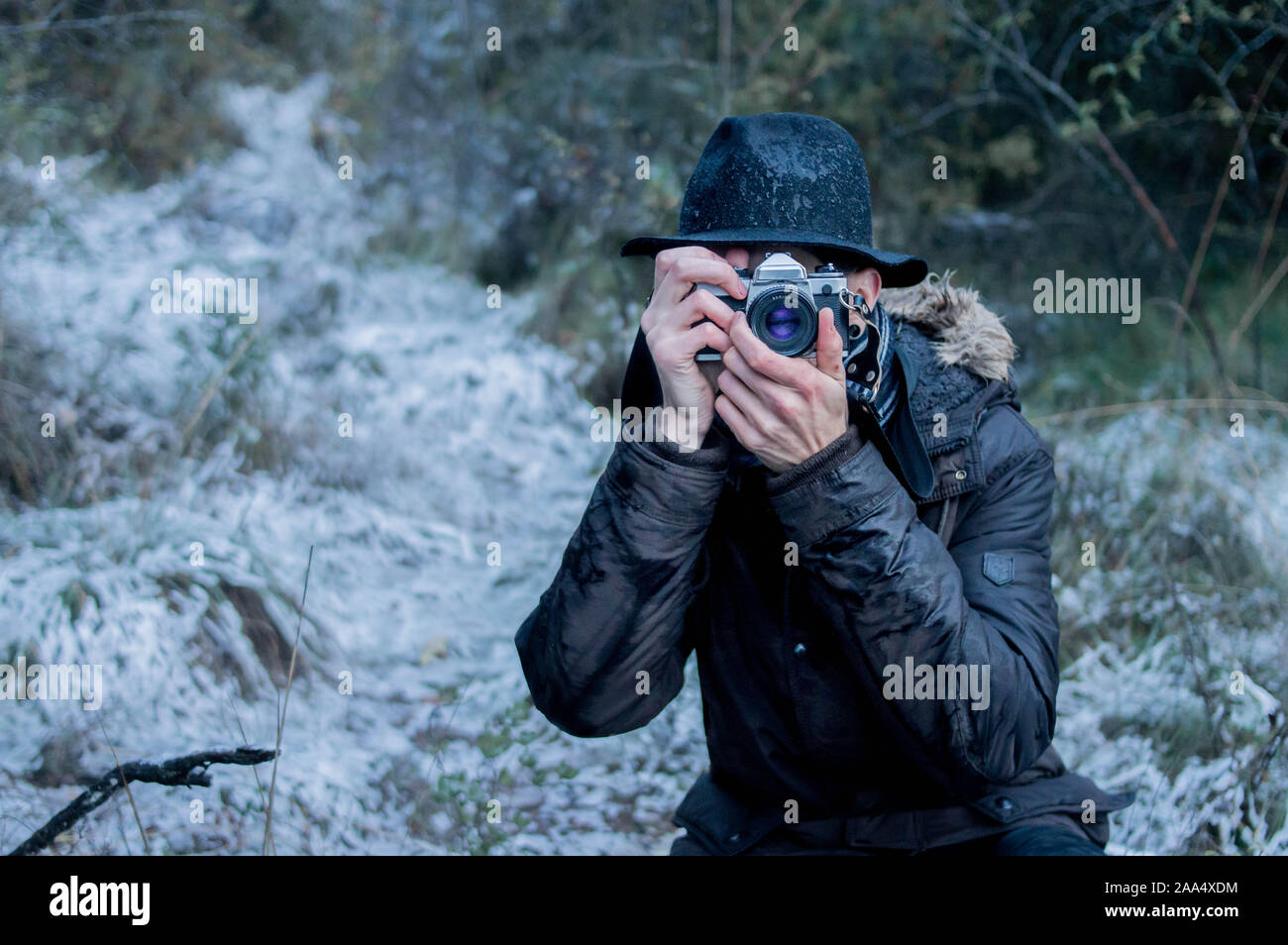 Homme barbu avec photos enneigées capture hat on snowy background Banque D'Images