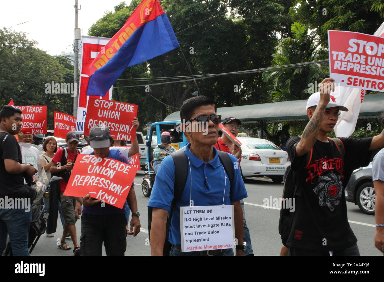 Manille, Philippines. 19 Nov, 2019. Divers groupes de travail ont organisé une manifestation en face de ministère du Travail et de l'emploi dans Intramuros, Manille d'appeler gouvernement philippin pour permettre à l'Organisation internationale du Travail Mission de haut niveau à la lumière des récentes violations du droit syndical aux Philippines. (Photo par Joseph Dacalanio/Pacific Press) Credit : Pacific Press Agency/Alamy Live News Banque D'Images