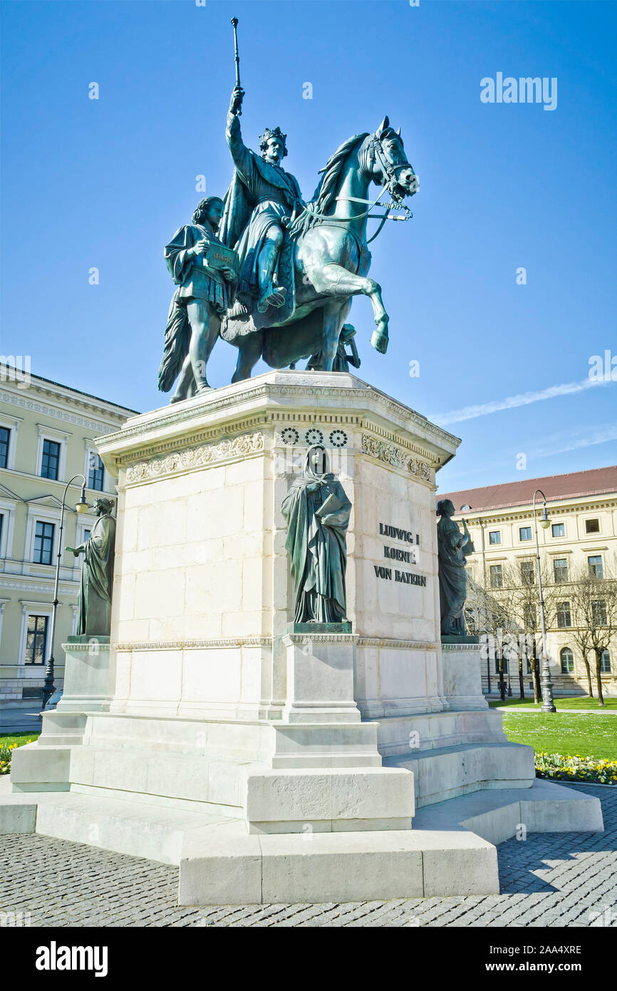 Eine Statue von Koenig Ludwig I. von Muenchen am Odeonsplatz, Deutschland Banque D'Images