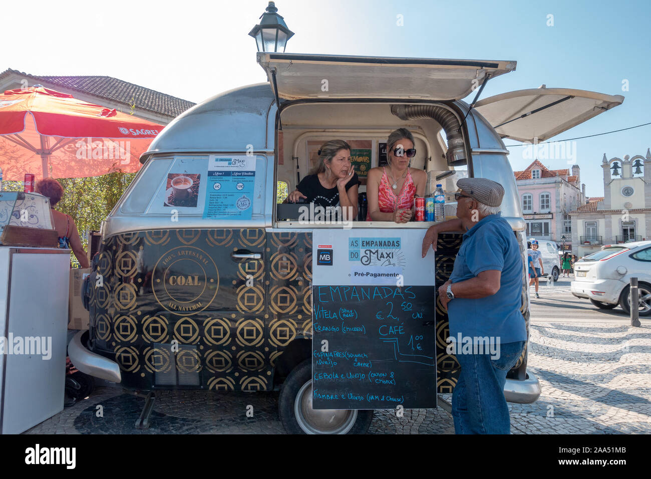 Petit camion alimentaire Vente de remorque d'Amérique du Sud espagnole empanadas dans Cascais Portugal Banque D'Images