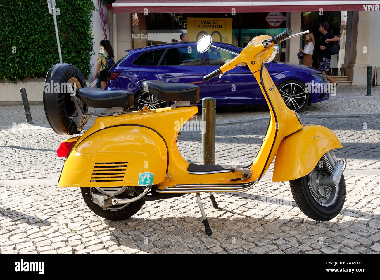 Scooter Vespa jaune garée dans Cascais Portugal Banque D'Images