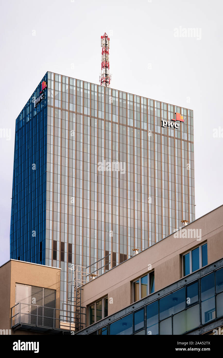 Résumé de verre bureau bâtiment architecture d'affaires à Vienne moderne PWC Banque D'Images