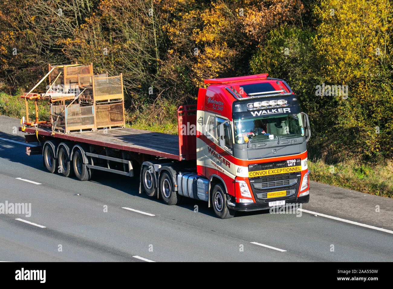 Walker Convoi Volvo Truck exceptionnelles ; plus proche de lourdes charges, les camions de livraison transport en vrac, camion, transport, livraison, transport, industrie, surdimensionnés fret en M6 à Lancaster, UK Banque D'Images