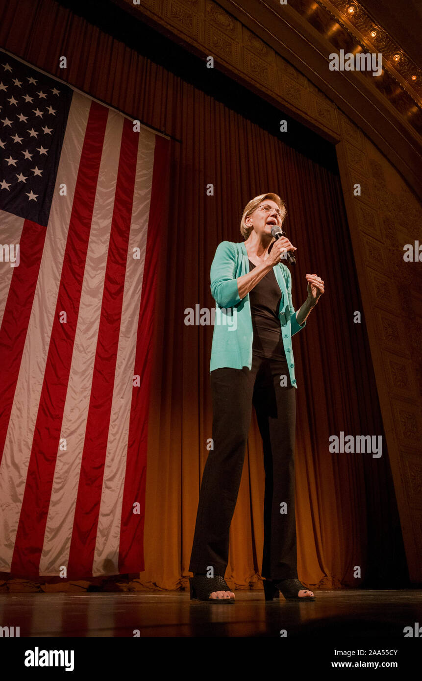 Le candidat présidentiel démocrate Elizabeth Warren offre son moignon discours à un auditorium plein Theatre à Chicago, Illinois, USA 29 Juin 2019 Banque D'Images