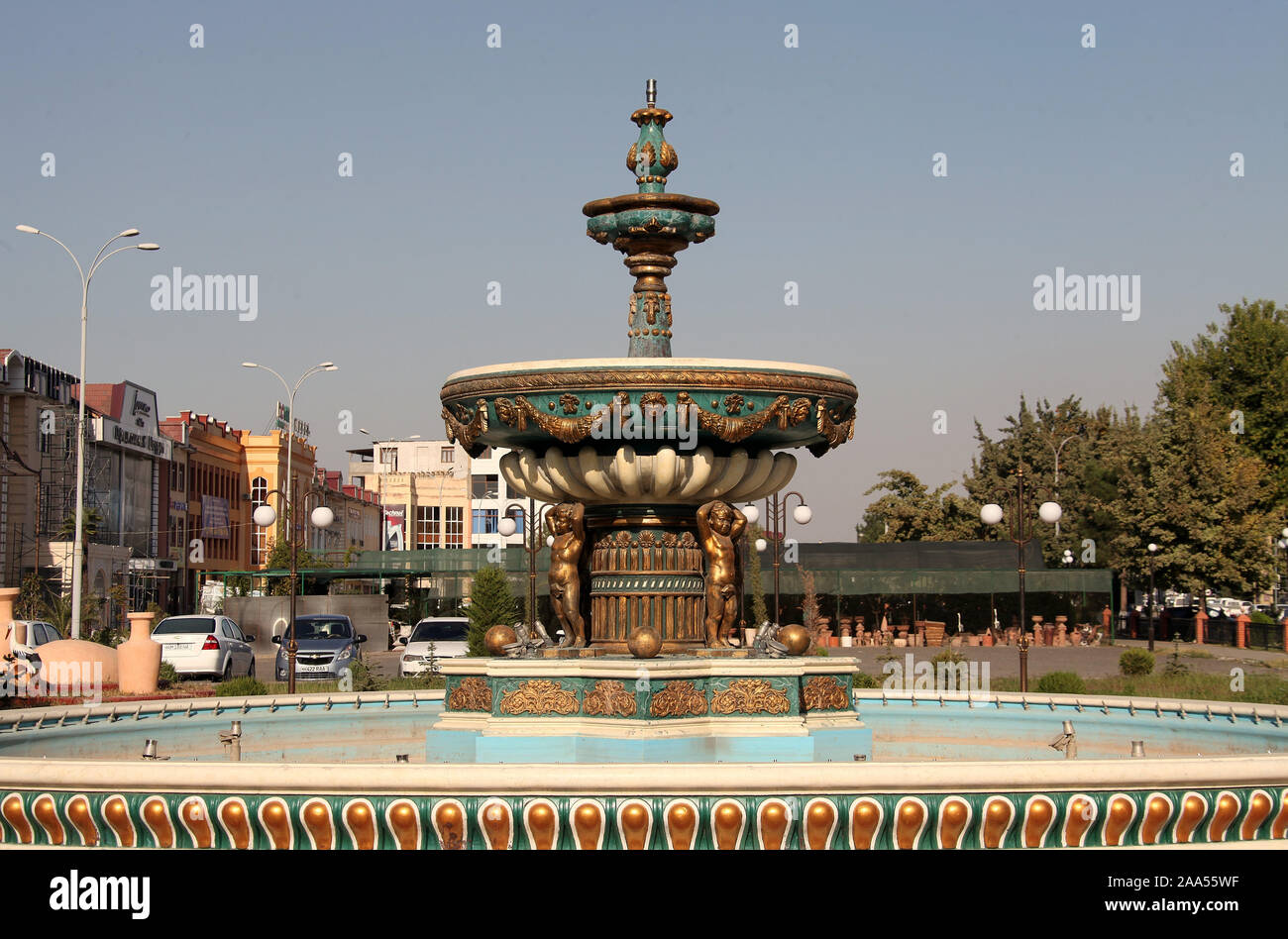 Fontaine de l'ère soviétique dans la ville d'Andijan avec la source d'eau éteint Banque D'Images