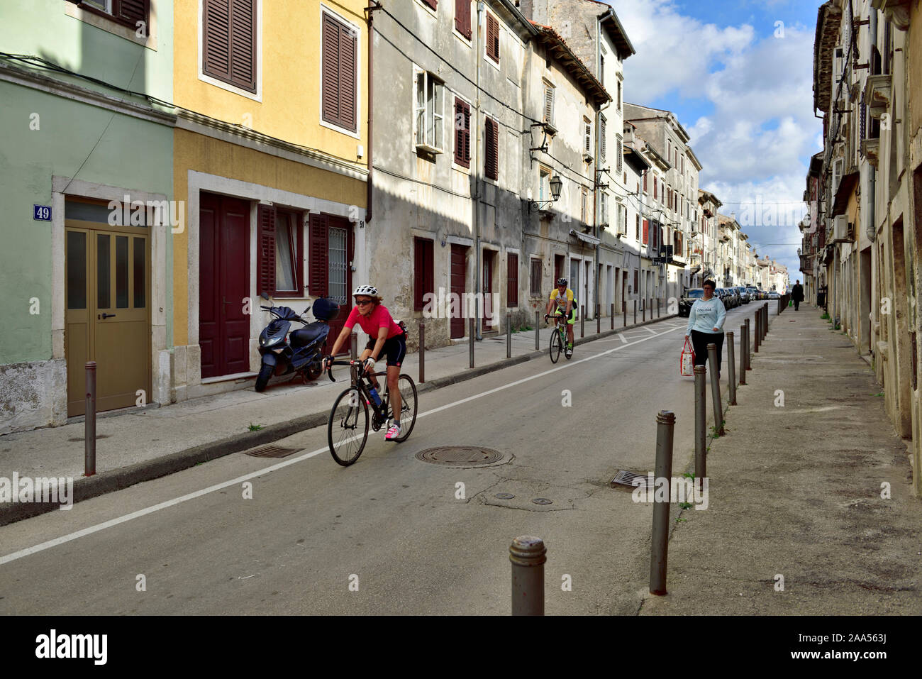 Rue principale de petit village de Pula, Istrie, Croatie Banque D'Images