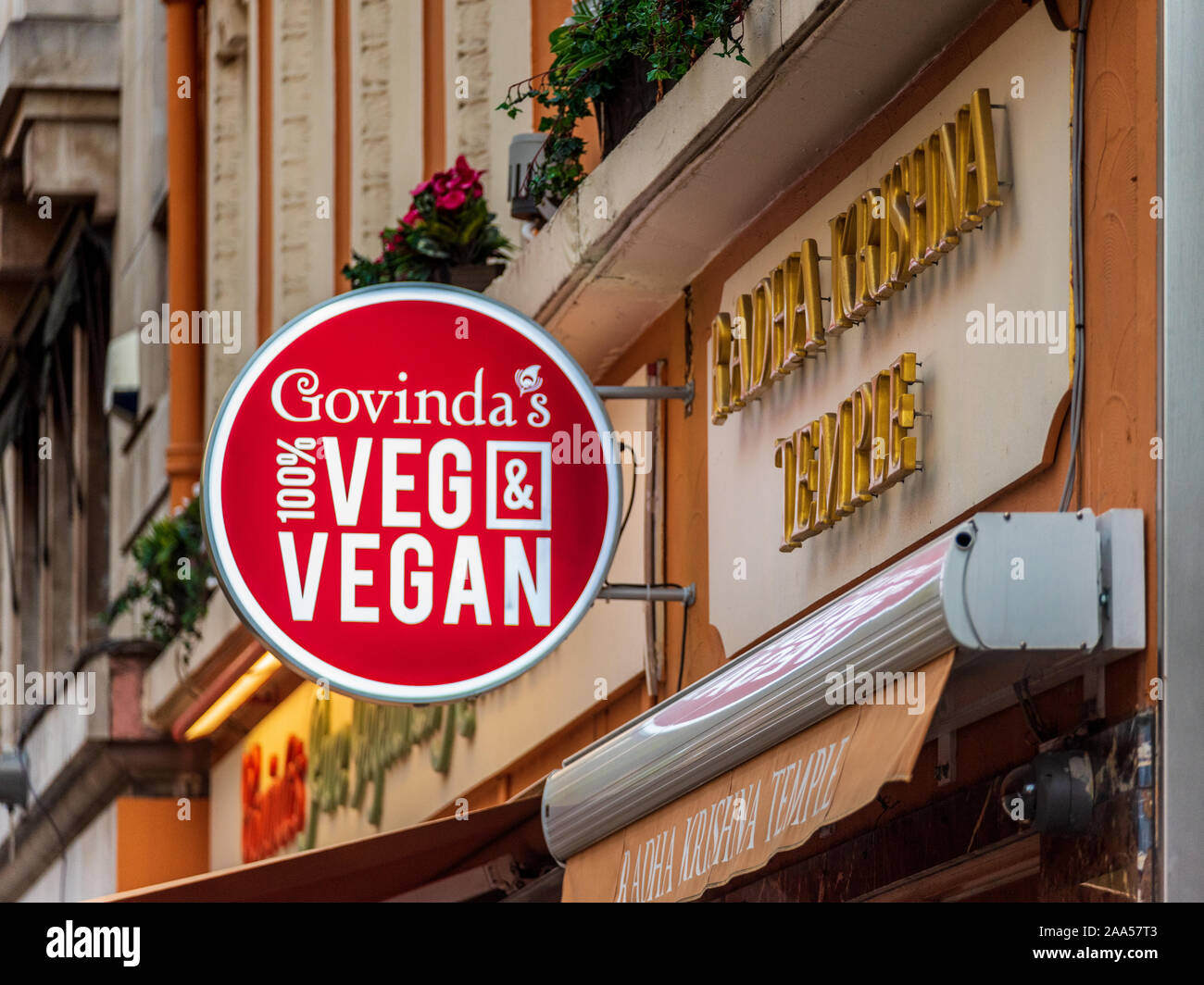 Le restaurant végétarien pur de Govinda est relié au mouvement Hare Krishna. Banque D'Images