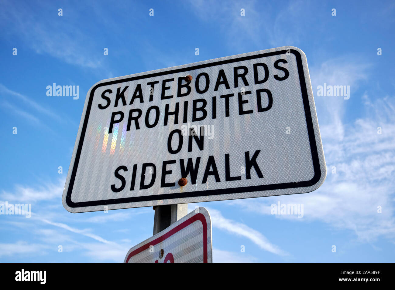 Skateboards interdit sur trottoir panneau d'avertissement en Floride usa Banque D'Images