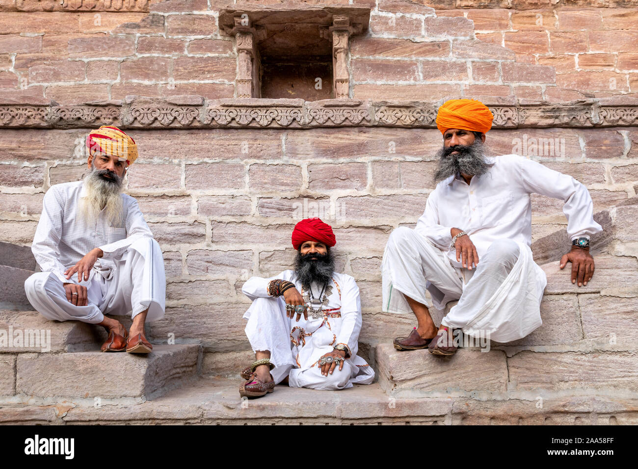 Trois hommes se reposant à la cage d Toorji Jhalra Ka à Jodhpur, Rajasthan, India Banque D'Images