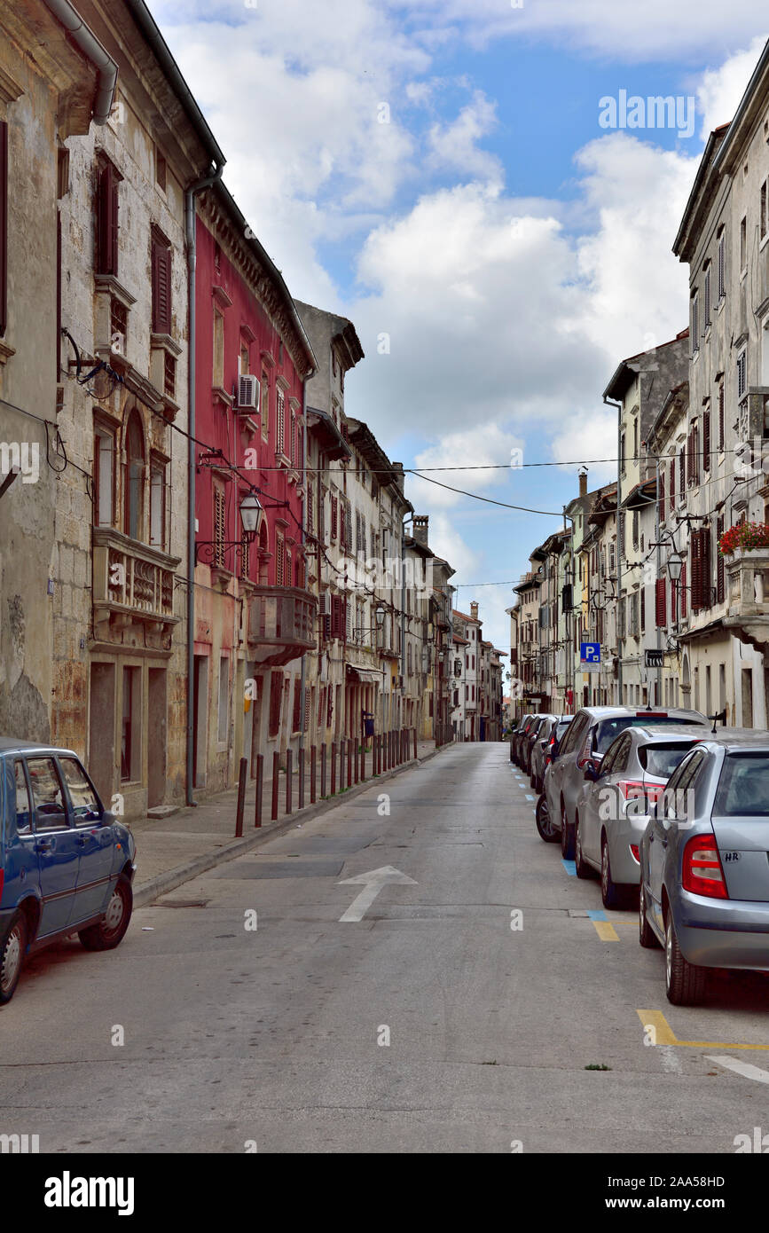 Une rue principale oneway dans petite ville de Vodnjan (connu pour la production d'huile d'olive) avec des voitures en stationnement, Istrie, Croatie Banque D'Images