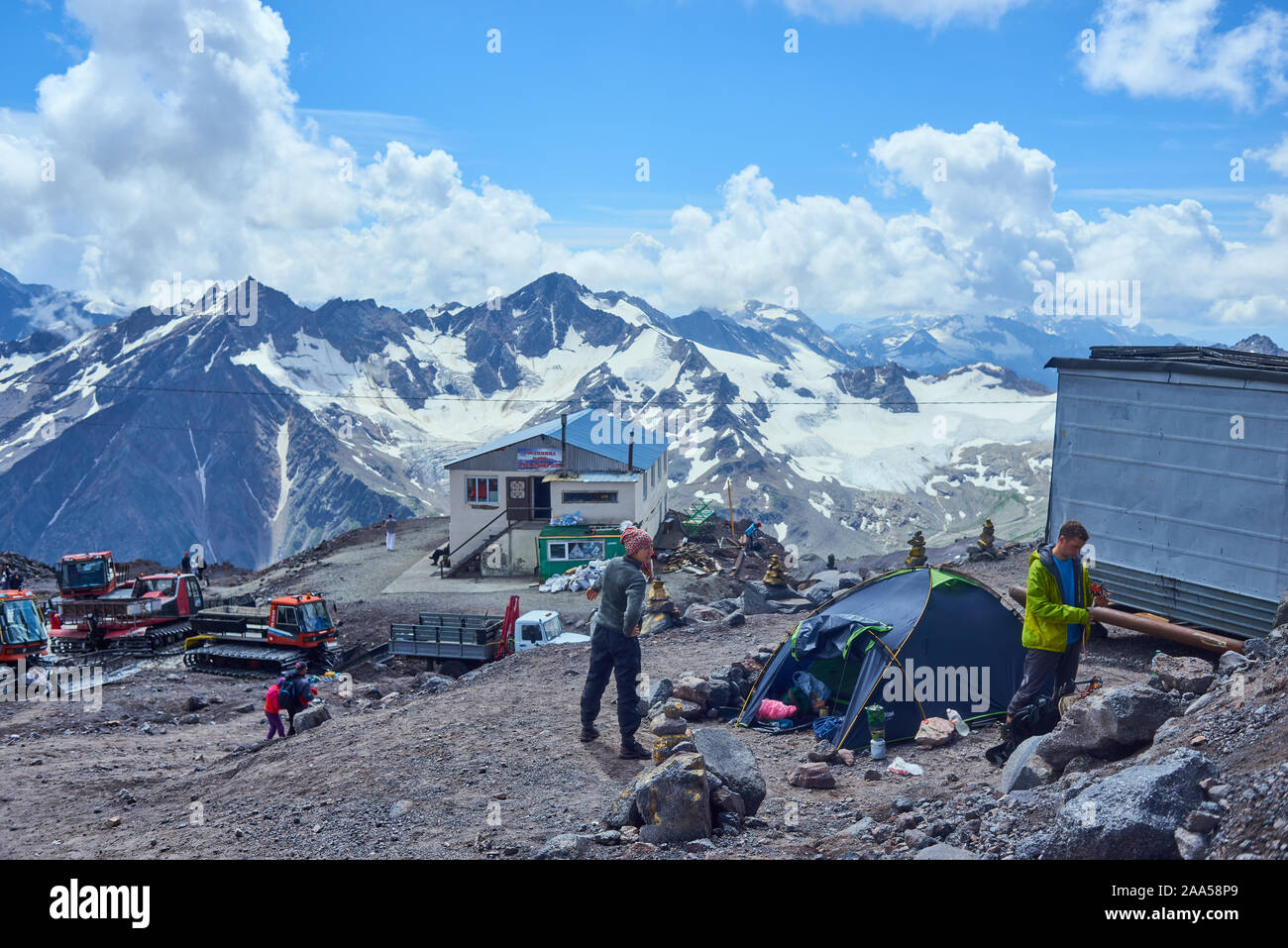16.08.2017 République kabardino Balkar/ mont Elbrouz. alpinistes se préparent pour l'escalade. Banque D'Images
