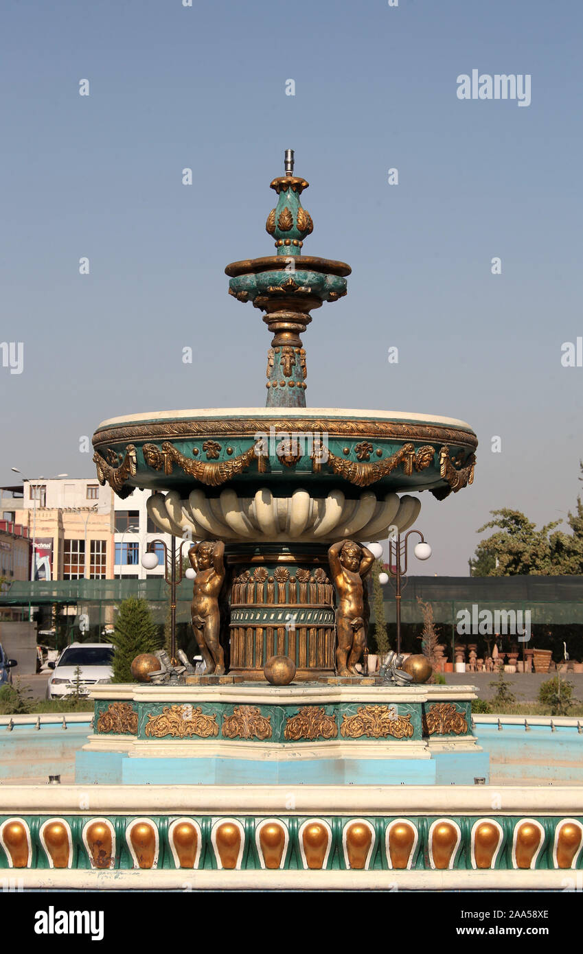 Fontaine de l'ère soviétique dans la ville d'Andijan avec la source d'eau éteint Banque D'Images