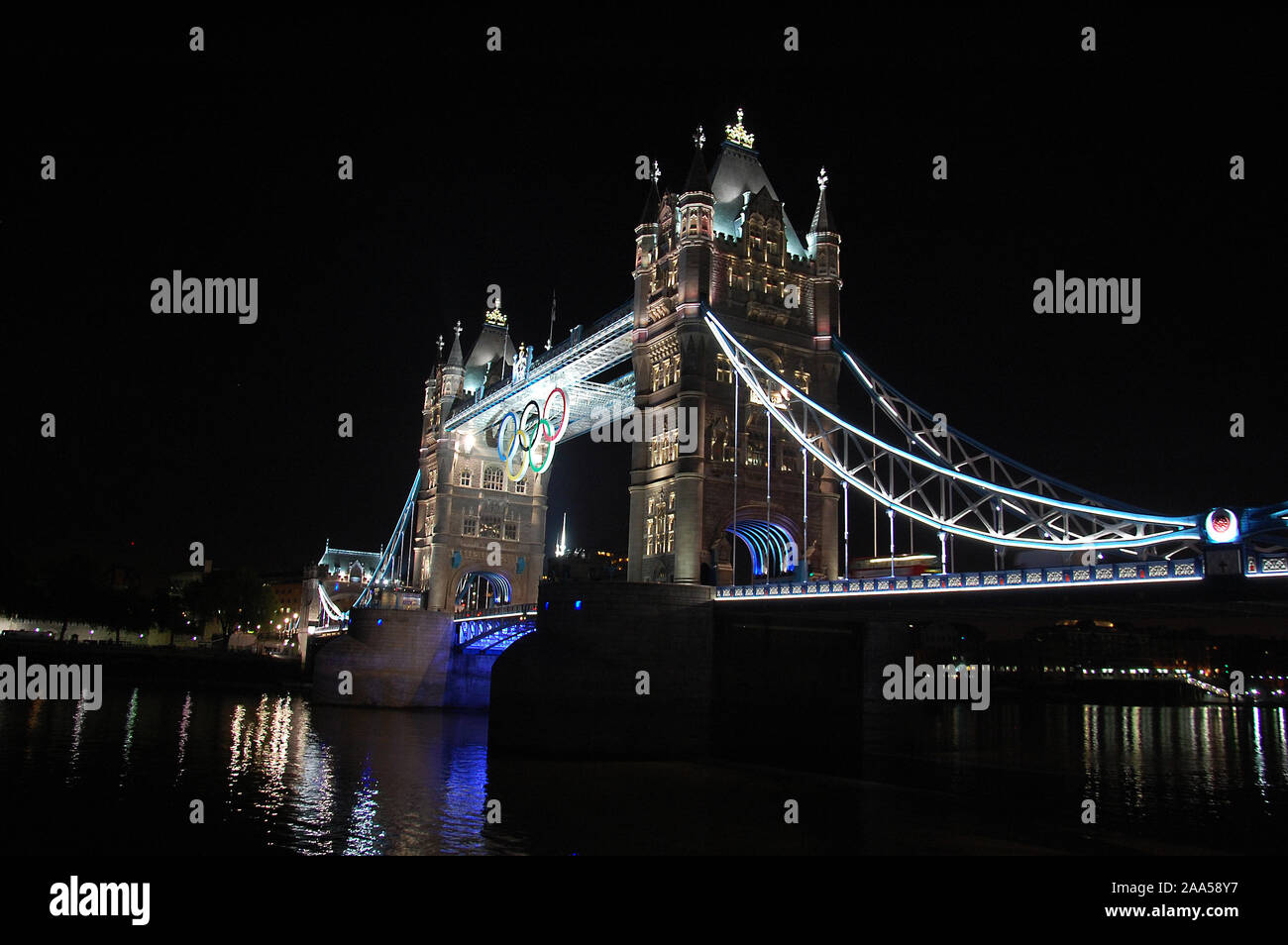Une nuit sur le Tower Bridge avec les anneaux olympiques durant les Jeux Olympiques de Londres en 2012 Banque D'Images