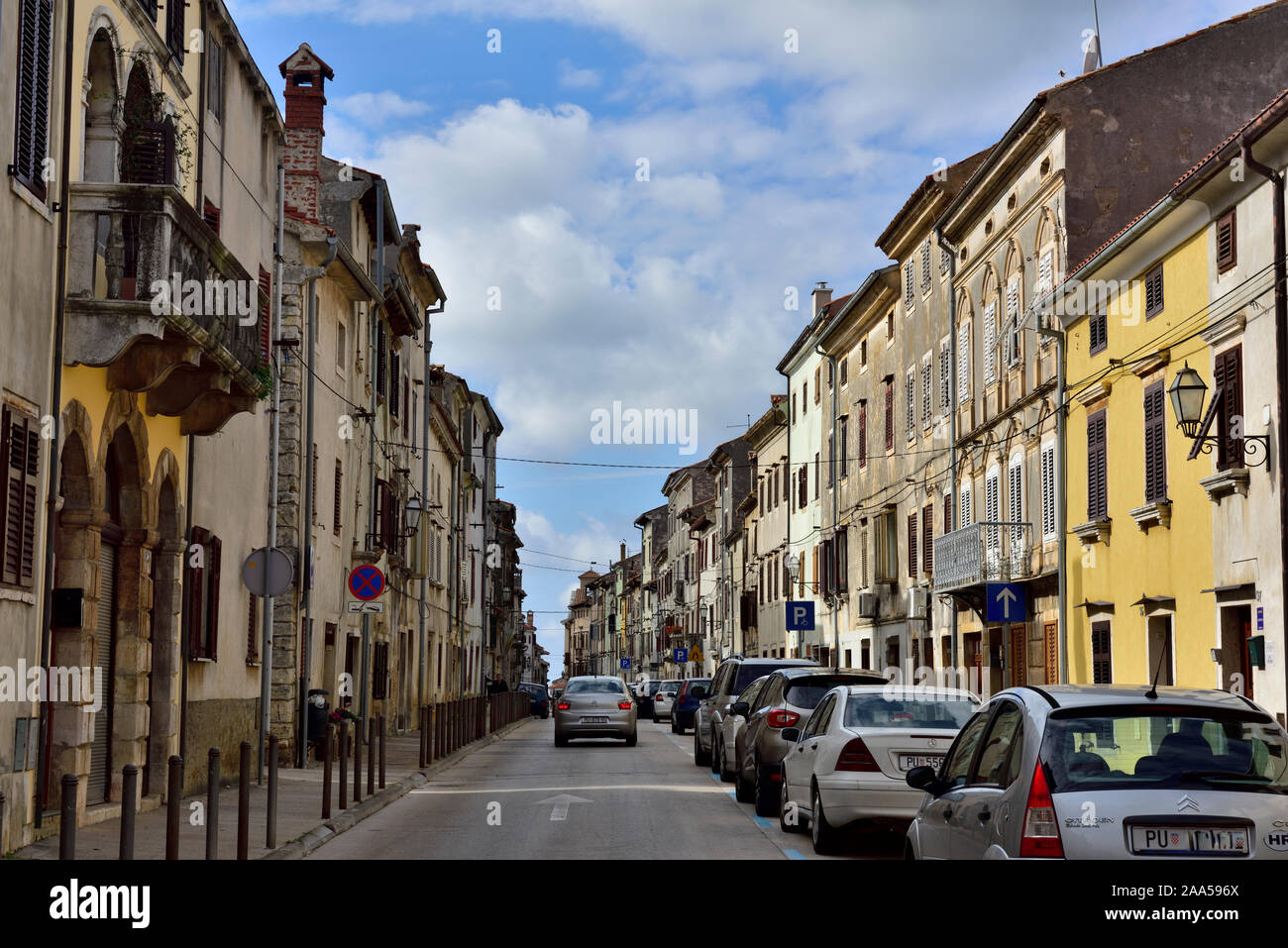 Rue principale de petite ville de Vodnjan (connu pour la production d'huile d'olive) avec des voitures en stationnement, Istrie, Croatie Banque D'Images