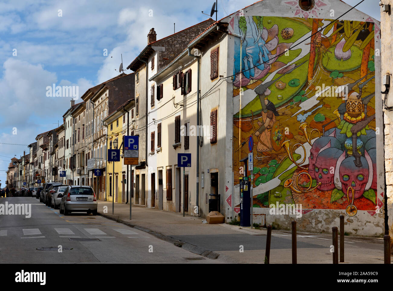 Rue principale de petite ville de Vodnjan (connu pour la production d'huile d'olive) avec des voitures en stationnement, Istrie, Croatie Banque D'Images