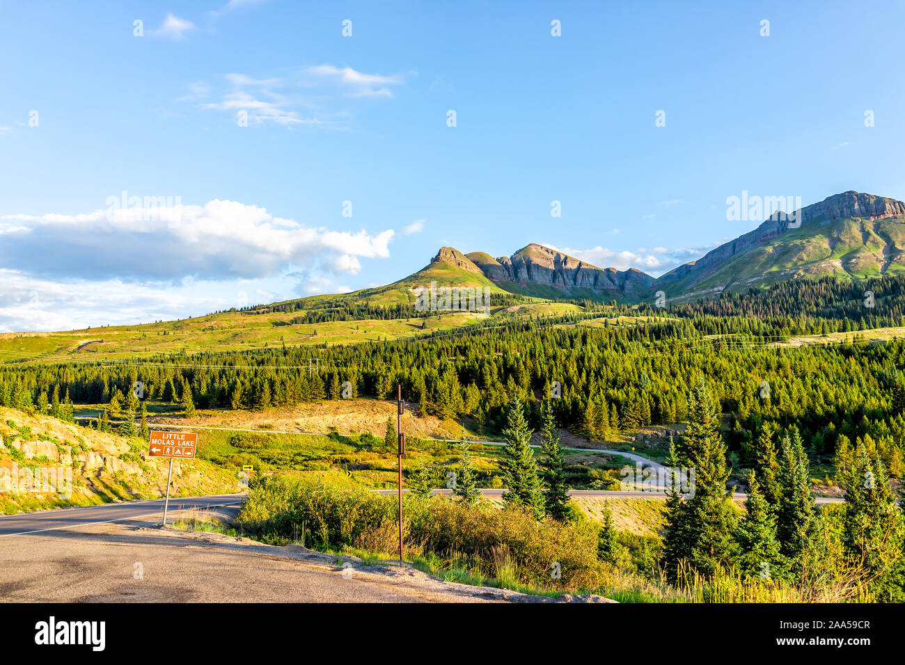 Lever du soleil dans les montagnes de San Juan à Silverton, Colorado en 2019 matin d'été à Meadow Valley et signe pour peu de molas lake Banque D'Images