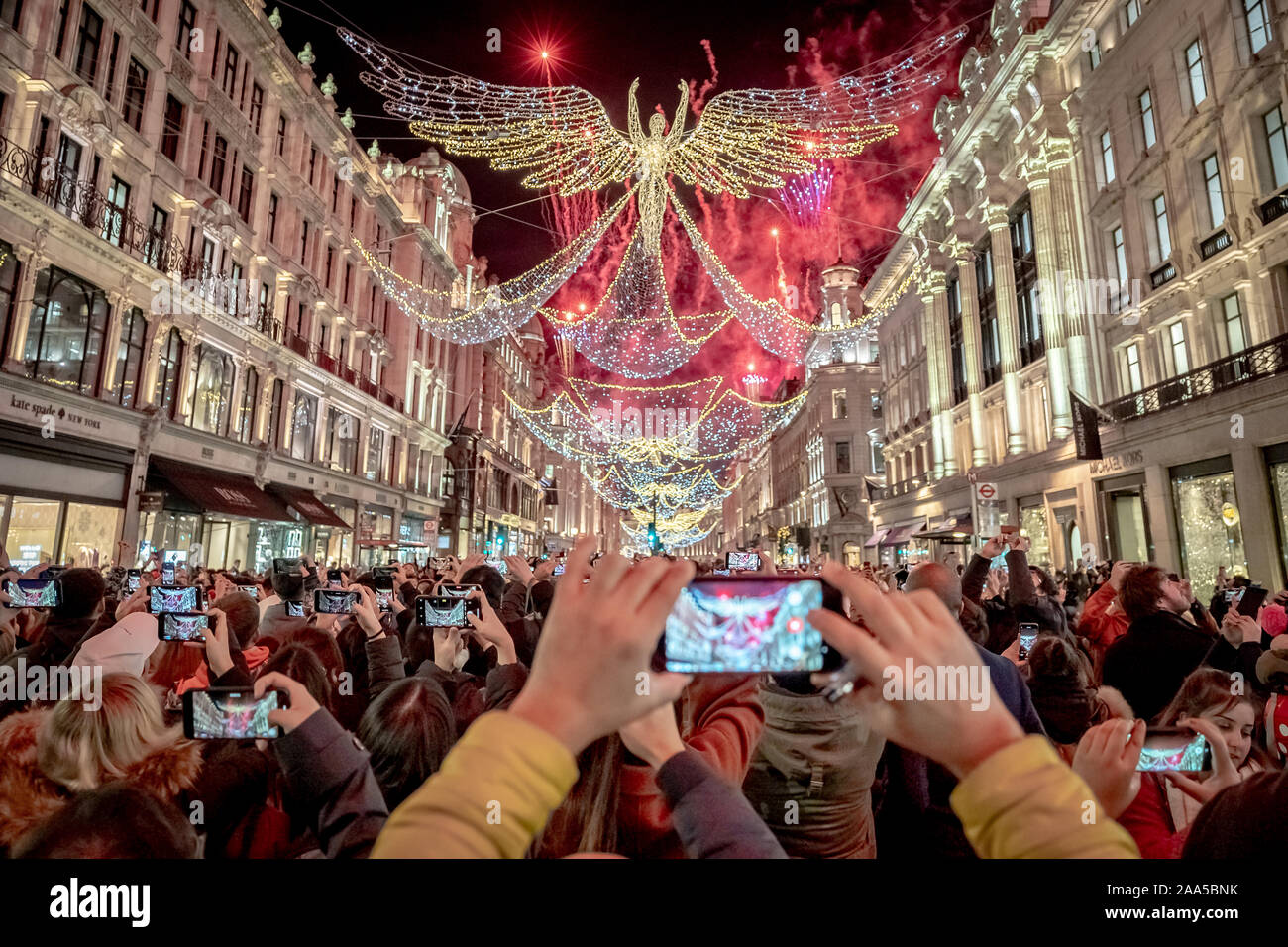 Londres, Royaume-Uni. 14Th Nov 2019. Regent Street à l'allumage des lumières de Noël avec d'artifice. Crédit : Guy Josse/Alamy Live News Banque D'Images