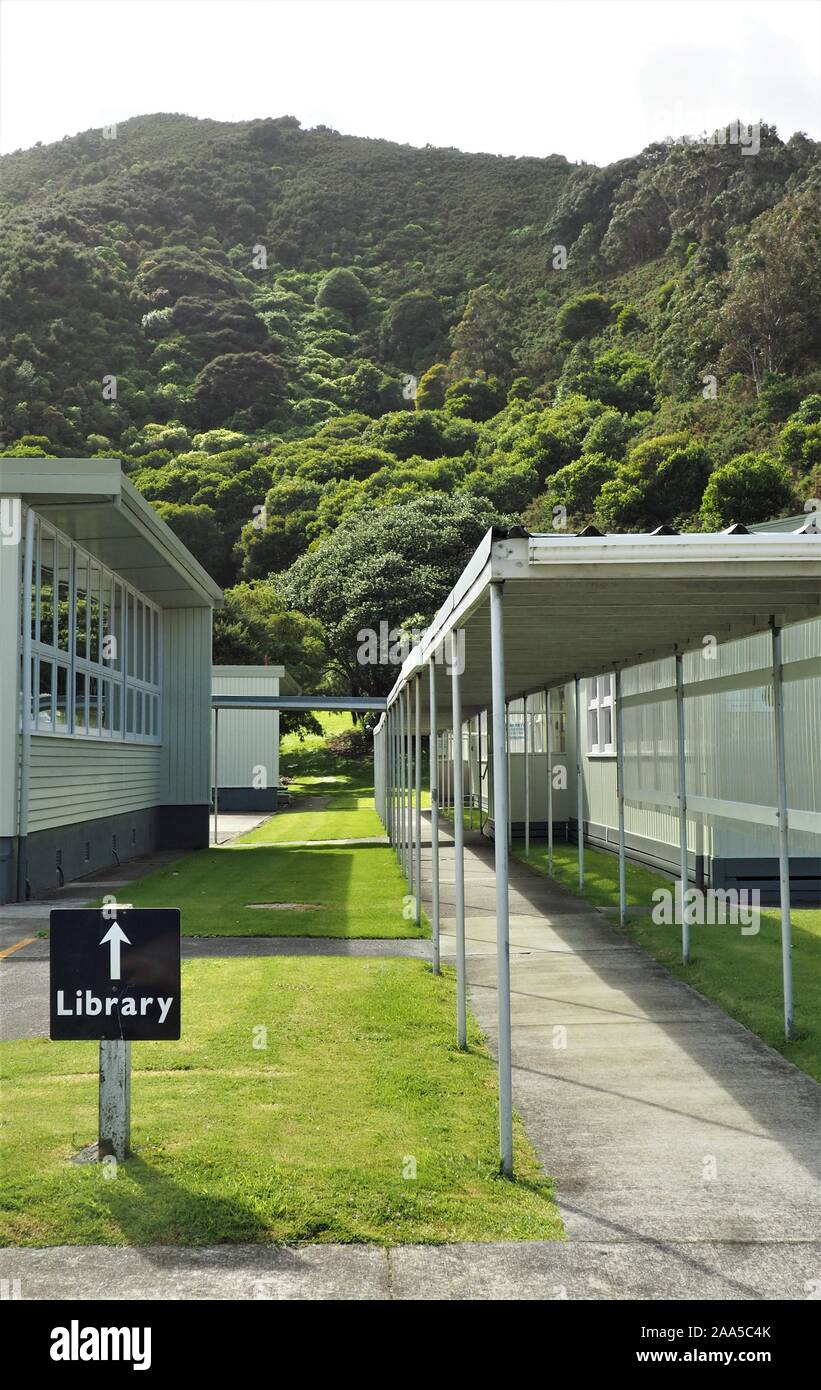 En dehors de la signalisation de la bibliothèque au milieu de vieux bâtiments scolaires Banque D'Images