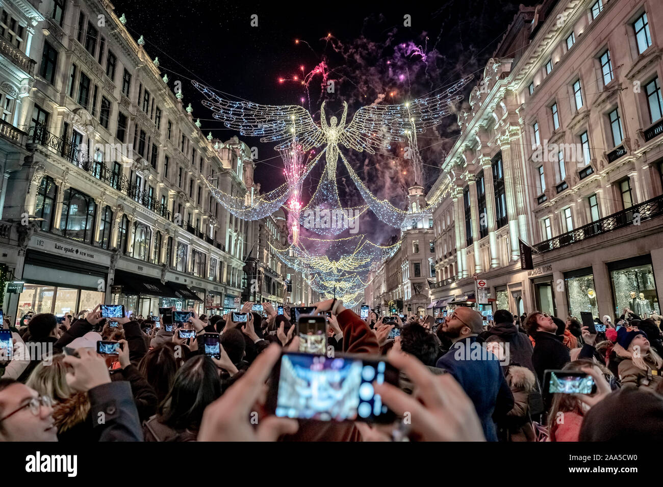 Londres, Royaume-Uni. 14Th Nov 2019. Regent Street à l'allumage des lumières de Noël avec d'artifice. Crédit : Guy Josse/Alamy Live News Banque D'Images