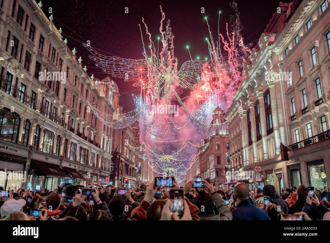 Londres, Royaume-Uni. 14Th Nov 2019. Regent Street à l'allumage des lumières de Noël avec d'artifice. Crédit : Guy Josse/Alamy Live News Banque D'Images