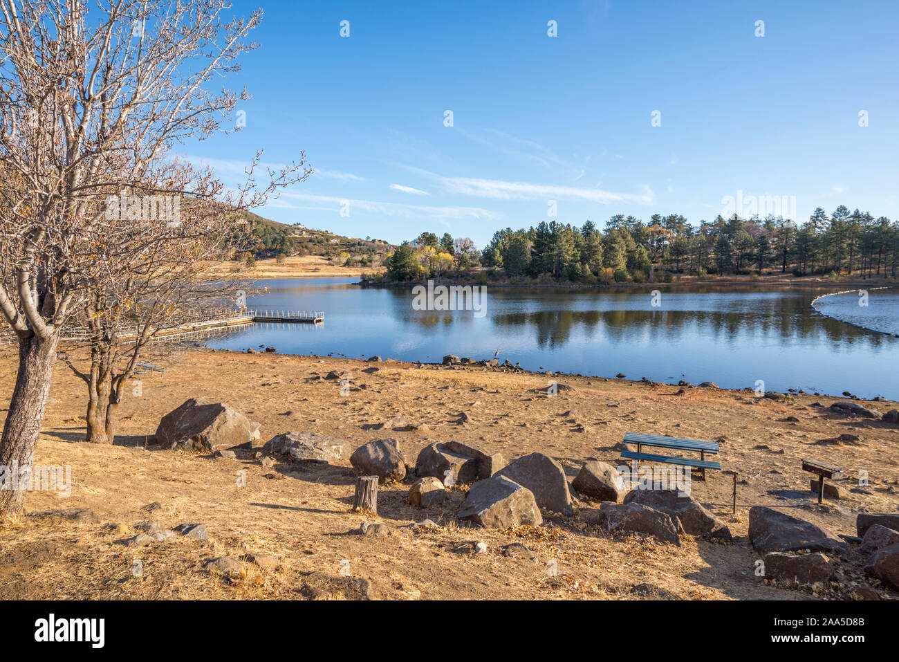 Lake Cuyamaca sur un matin d'automne. Le comté de San Diego, Californie, USA. Banque D'Images