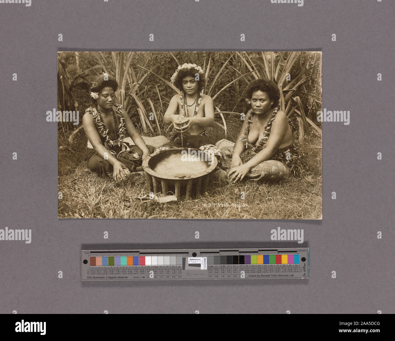 Tout juste de Samoa. La cérémonie kava a été fait en mon honneur, et j'ai été nommé--Luciata [ ?]--(fabricant d'images). Congé pour demain accueil via Vancouver par le Niagara. Me sens bien et l'espoir de vous trouver tous bien. [Illisible] avec amour Suva Oct 5 1916.--message écrit au verso. ; Aumaga assis autour de tanoa bowl, 'Ava (ou cérémonie kava), Samoa. Banque D'Images