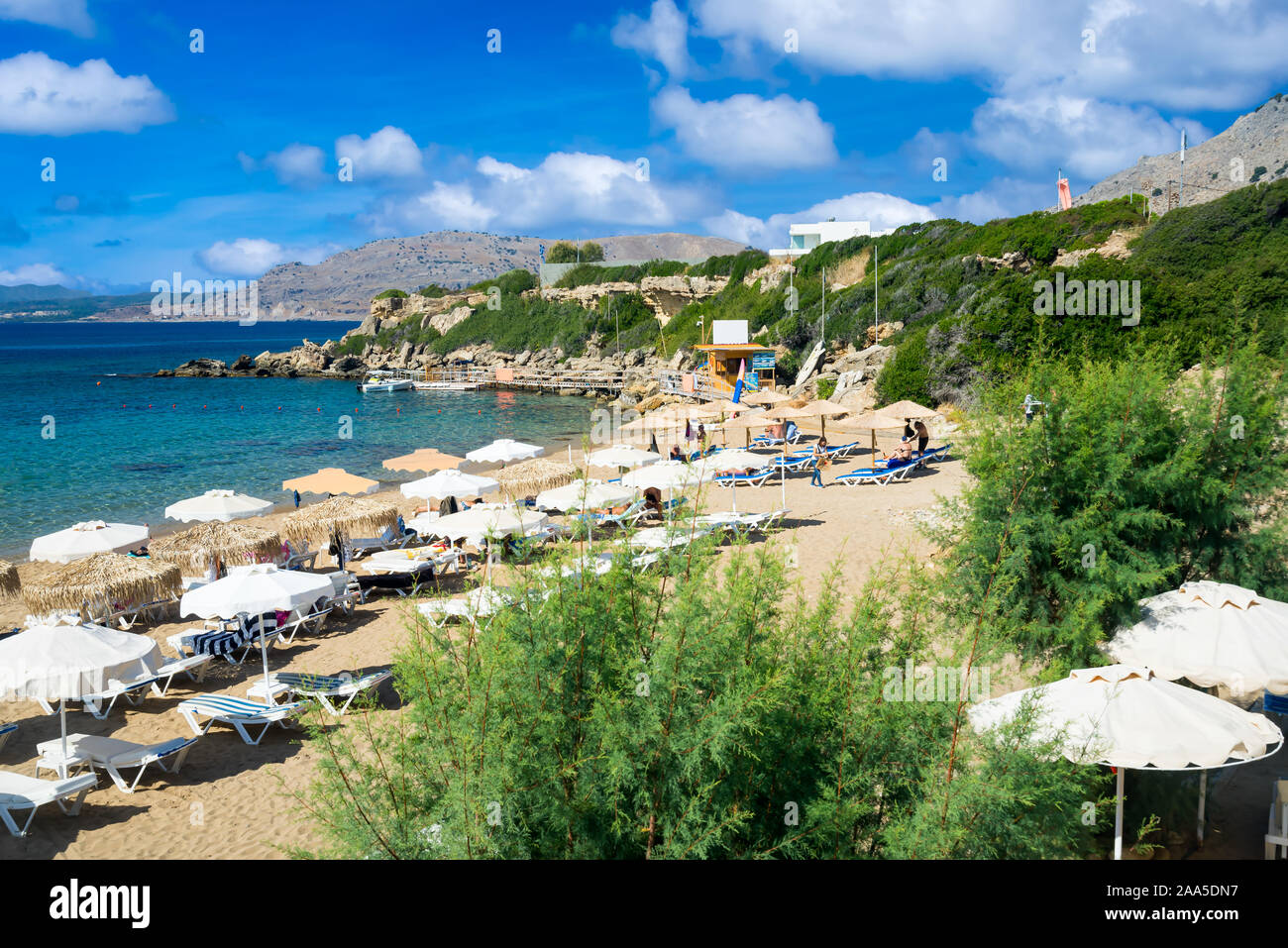 Belle journée d'été à plage de Pefkos ou Pefki sur l'île grecque de Rhodes Grèce Europe Banque D'Images