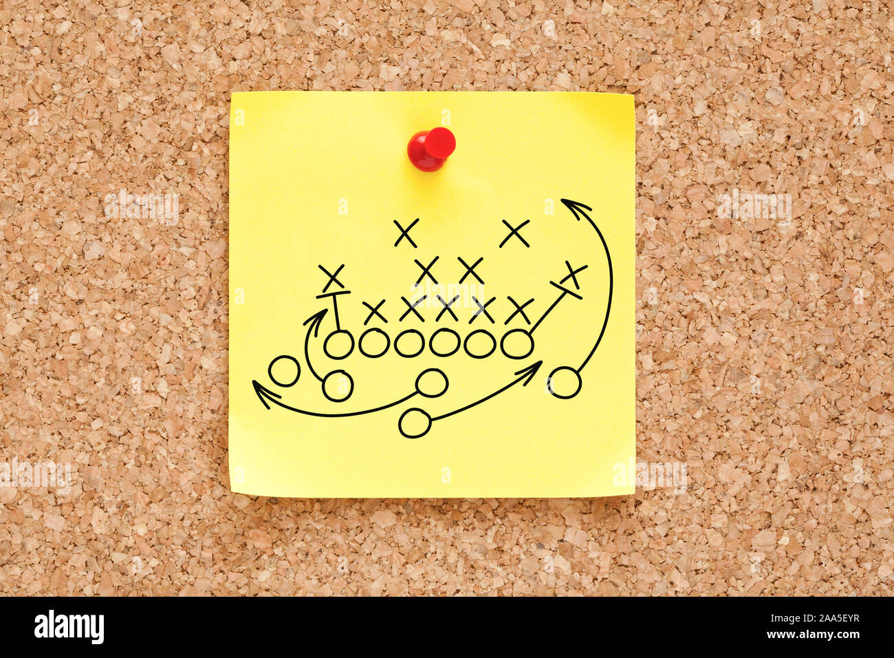 Match de rugby ou de football américain, de stratégie ou de tactiques dilatoires tirés sur yellow sticky note épinglée sur panneau de liège. Banque D'Images