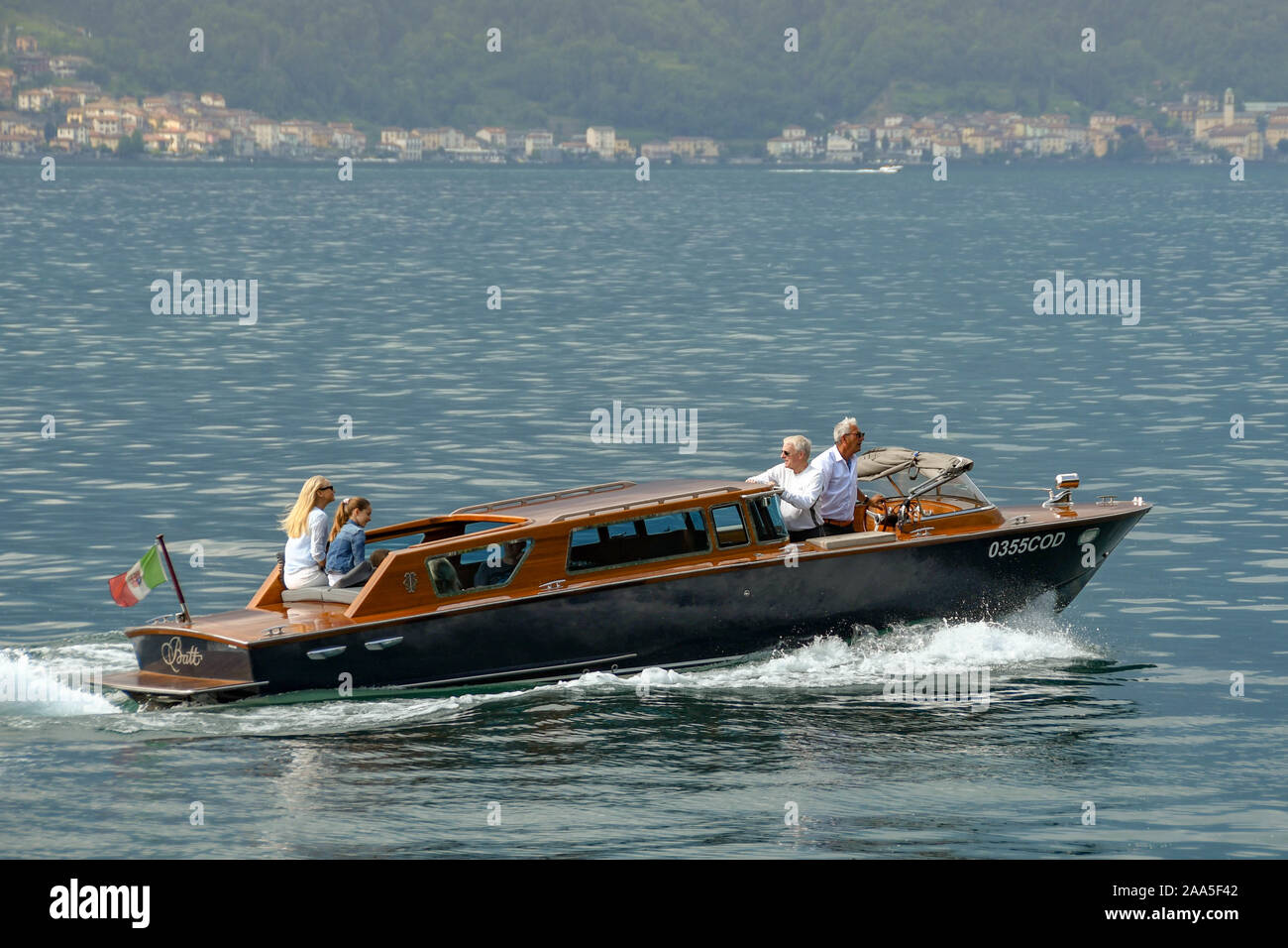 Le lac de Côme, Italie - Juin 2019 : famille sur un bateau à moteur privé sur le lac de Côme Banque D'Images