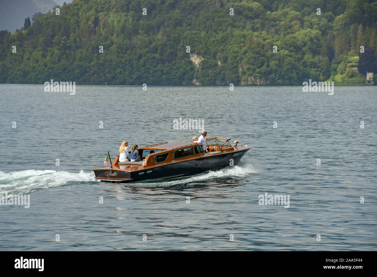 Le lac de Côme, Italie - Juin 2019 : famille sur un bateau à moteur privé sur le lac de Côme Banque D'Images