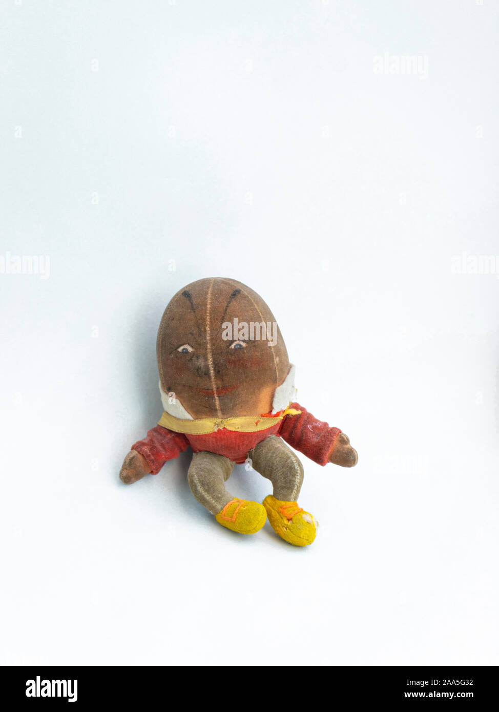 1930 peluche jouet pour enfants basé sur la comptine Humpty Dumpty de caractères Banque D'Images