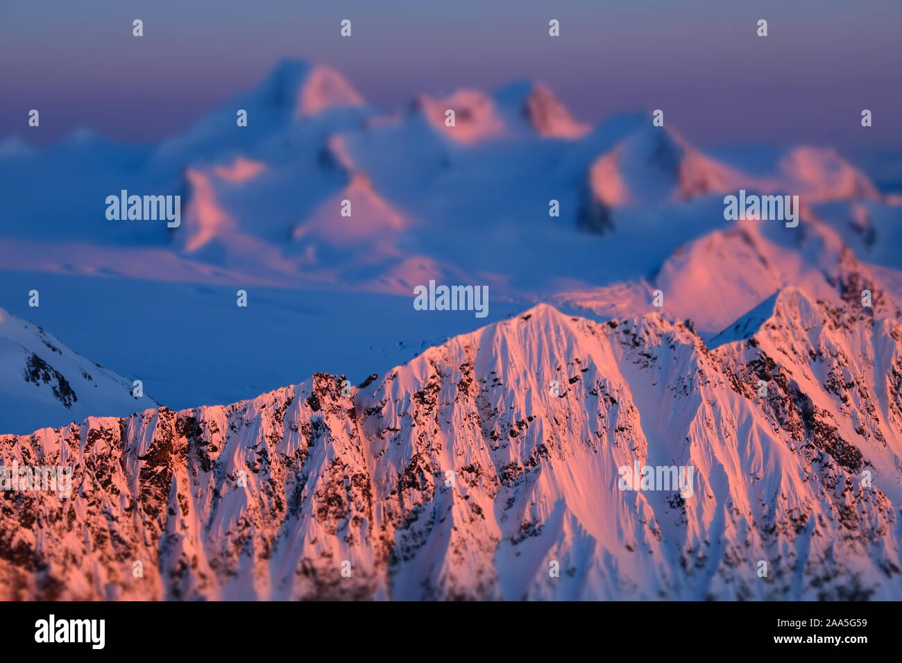 Tilt Shift miniature style photo aérienne de la Chugach Mountains au coucher du soleil, de l'Alaska Banque D'Images