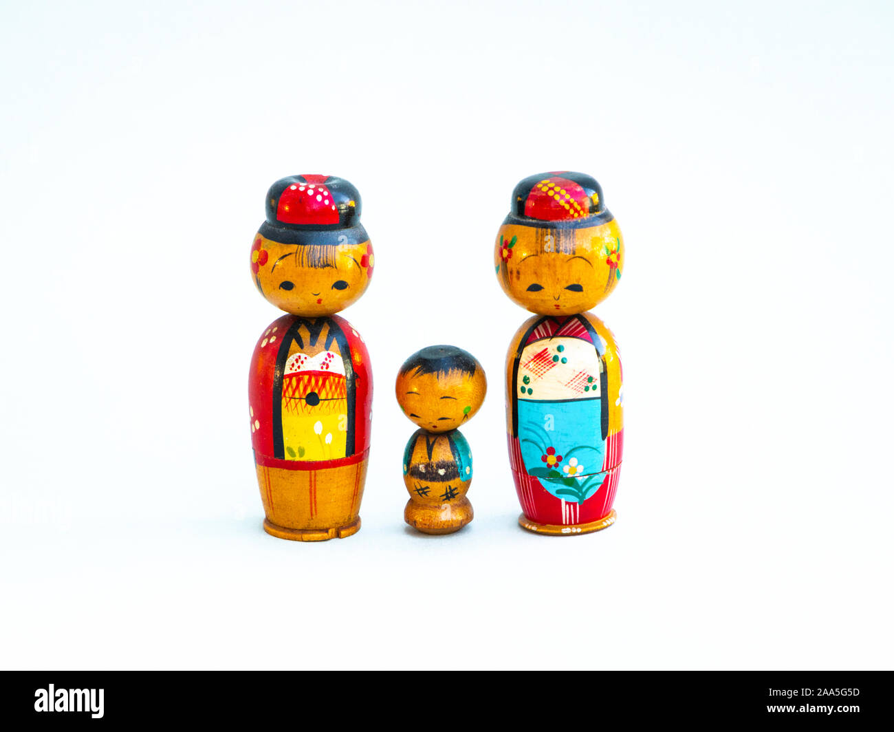 Groupe familial de japonais en bois peint d'empilage de Kokeshi dolls Banque D'Images