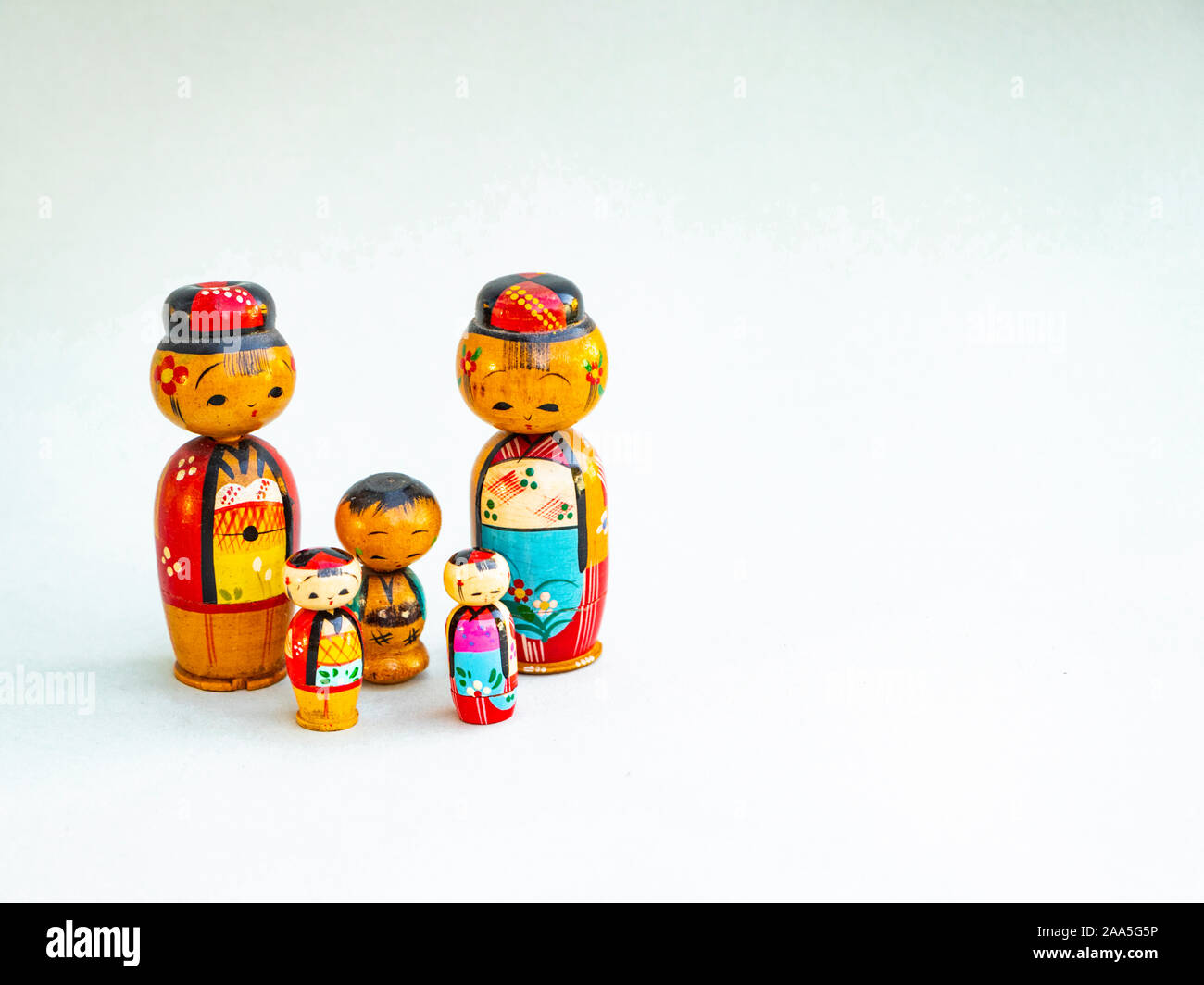 Groupe familial de japonais en bois peint d'empilage de Kokeshi dolls Banque D'Images