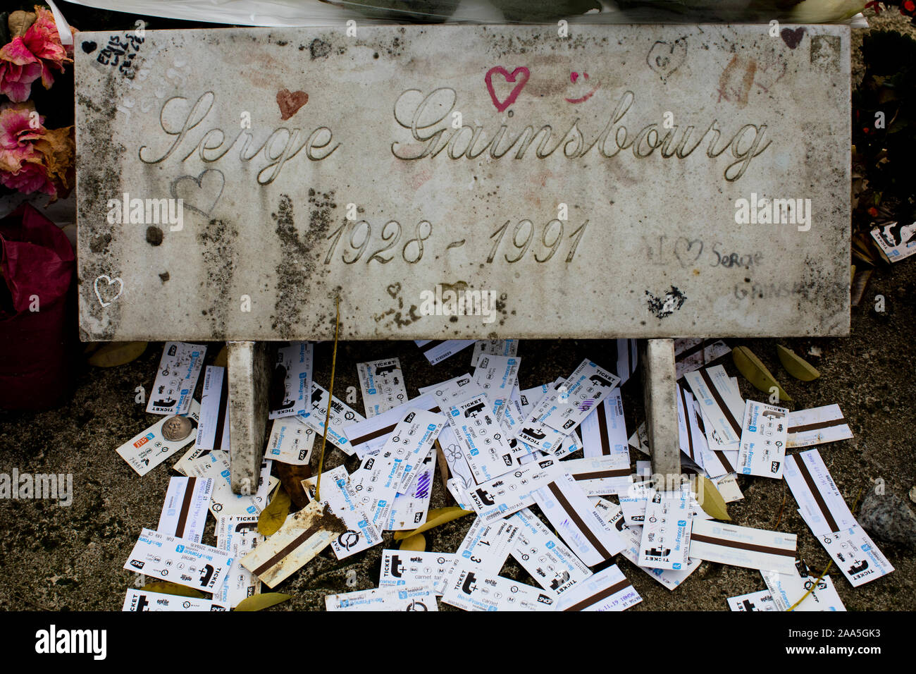 Pierre tombale de Serge Gainsbourg, chanteur et compositeur, au cimetière Montparnasse, Paris ; de nombreux tickets de bus faisant allusion à sa célèbre chanson Banque D'Images