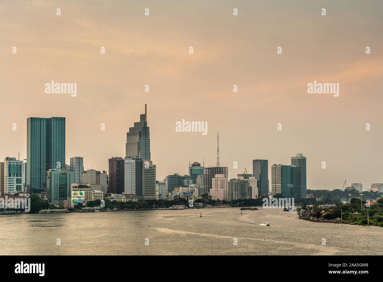 Ho Chi Minh Ville, Vietnam - 12 mars 2019 : sunset sky shot sur Chanson fleuve Sai Gon et la promenade avec ses grands bâtiments, hôtels, restaurants et bis Banque D'Images