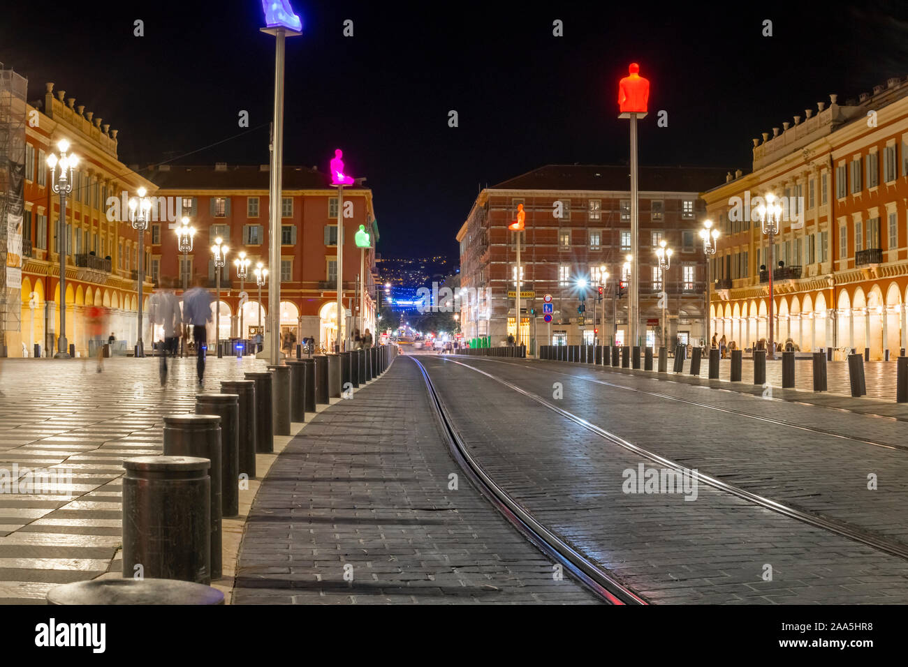 La fin de nuit vue vers la Place Charles de Gaule à partir de la Place Masséna de Nice, France. Banque D'Images