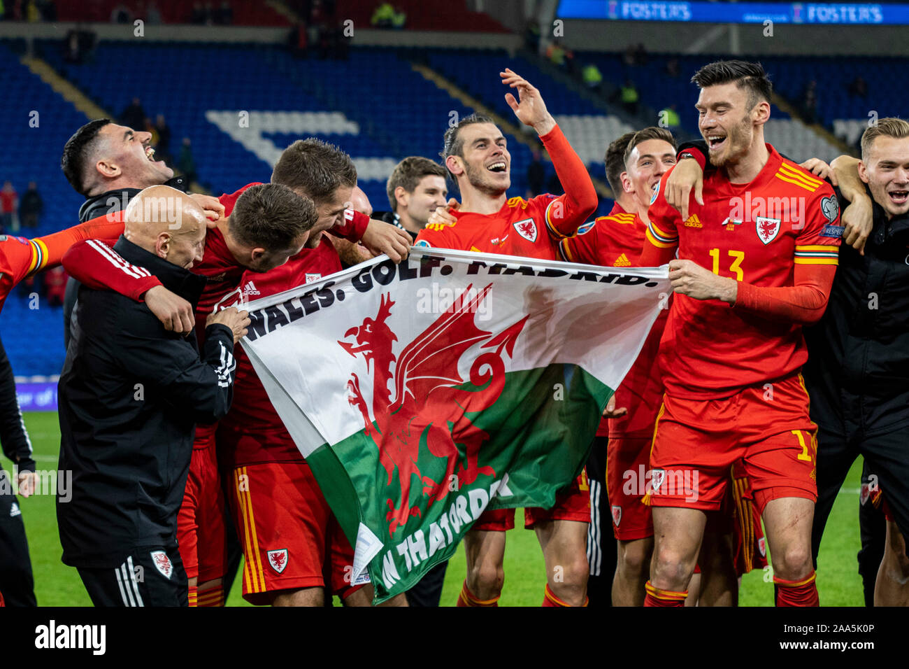 Cardiff, Royaume-Uni. 19 Nov, 2019. Les joueurs du Pays de Galles dont Gareth Bale (c) célèbrent à la fin du jeu et contenir jusqu'un drapeau disant Wales Golf Madrid. UEFA EURO 2020 match de qualification du groupe E, le Pays de Galles v Hongrie au Cardiff City Stadium de Cardiff, Pays de Galles du Sud le mardi 19 novembre 2019. Photos par Lewis Mitchell/Andrew Orchard la photographie de sport/Alamy live News EDITORIAL UTILISEZ UNIQUEMENT Crédit : Andrew Orchard la photographie de sport/Alamy Live News Banque D'Images