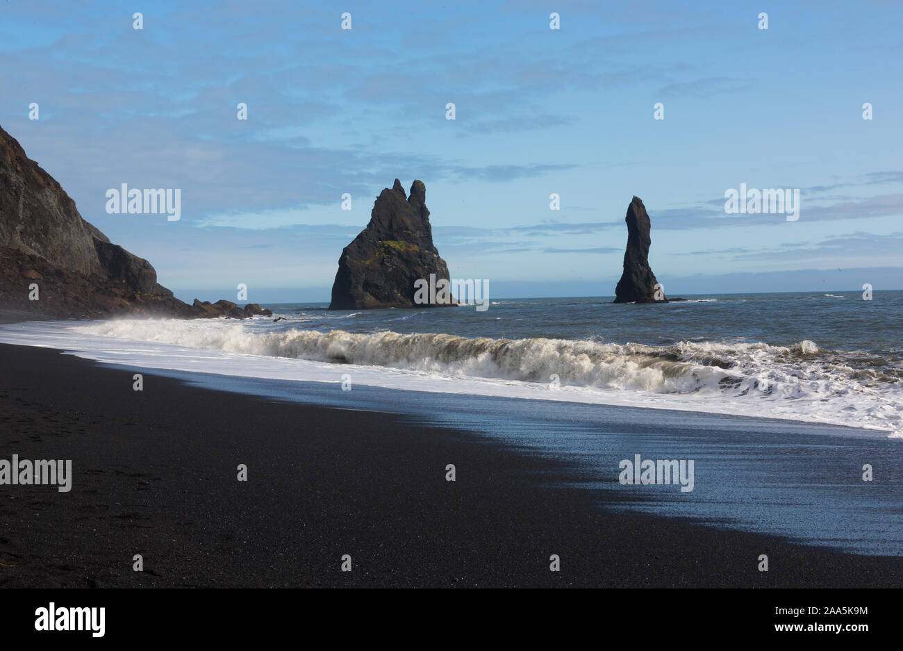 Célèbre Reynisdragar rock formations at black plage Reynisfjara qui jouit de la côte de l'Océan atlantique près du village de Vik, le Sud, l'Islande Banque D'Images
