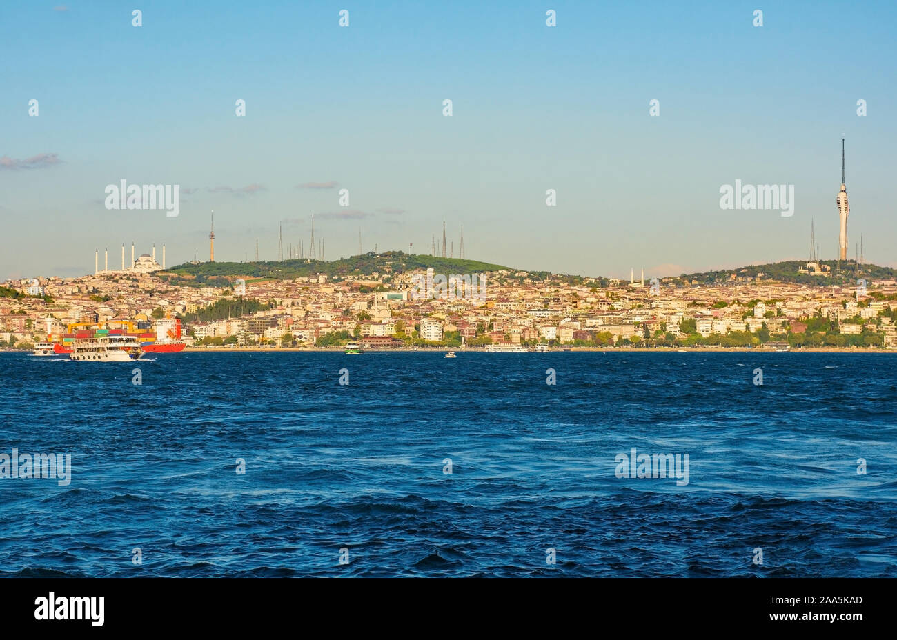 Le quartier Uskudar Istanbul en vue de pont de Galata. City Tour de radio peut être vu juste en arrière-plan Banque D'Images