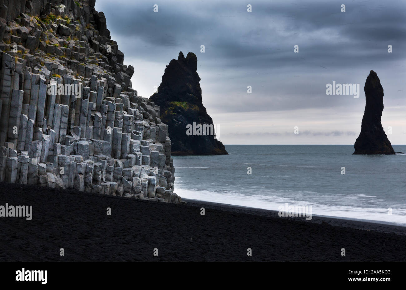Célèbre Reynisdragar rock formations at black plage Reynisfjara qui jouit de la côte de l'Océan atlantique près du village de Vik, le Sud, l'Islande Banque D'Images