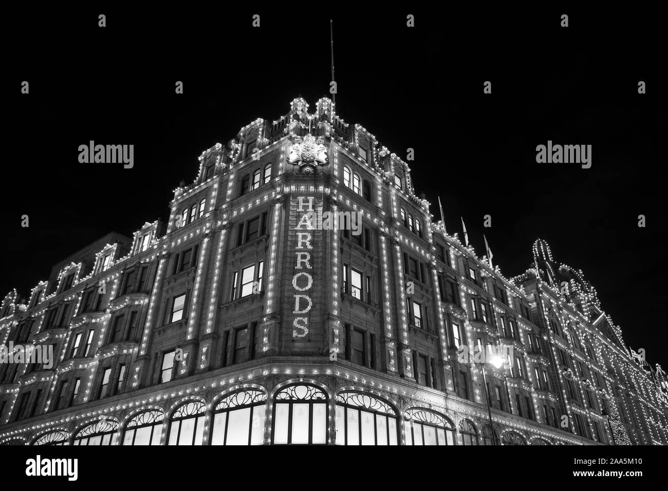 Harrods à Knightsbridge, Londres illuminé Banque D'Images