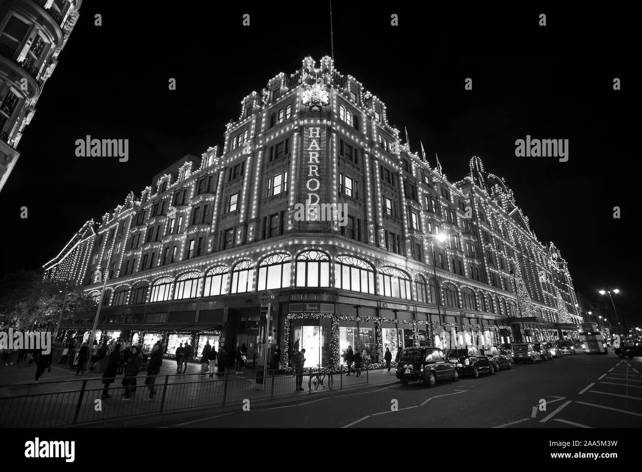 Harrods à Knightsbridge, Londres illuminé Banque D'Images