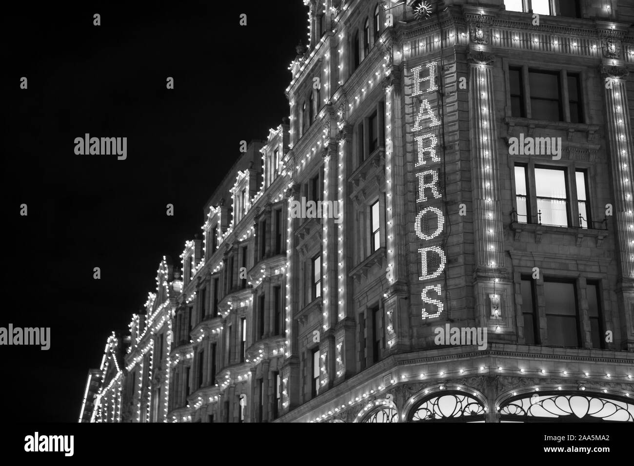 Harrods à Knightsbridge, Londres illuminé Banque D'Images